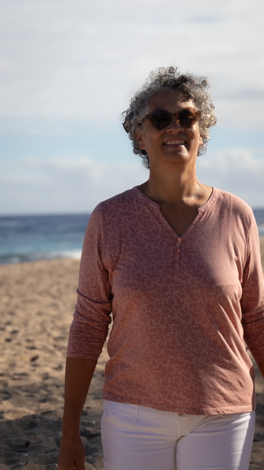 Valérie Patole qui marche sur une plage, au soleil